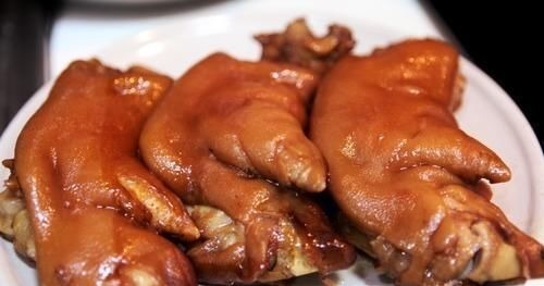 酱猪蹄，不用香料不用盐，只加3种调料，猪蹄软烂又筋道，特简单