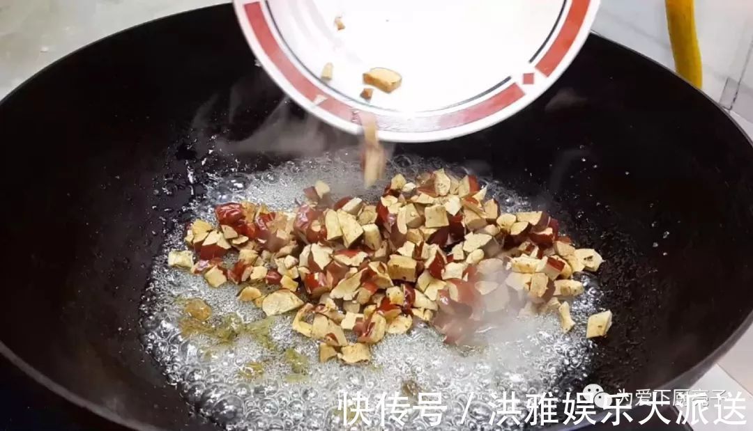 红枣|5个鸡蛋,1斤面粉,锅里一炒,做出创意小零食,比蛋糕好吃十倍