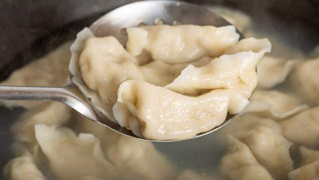 好吃|包韭菜馅饺子，这3味料缺一不可，韭菜翠绿鲜嫩，比饺子店还好吃