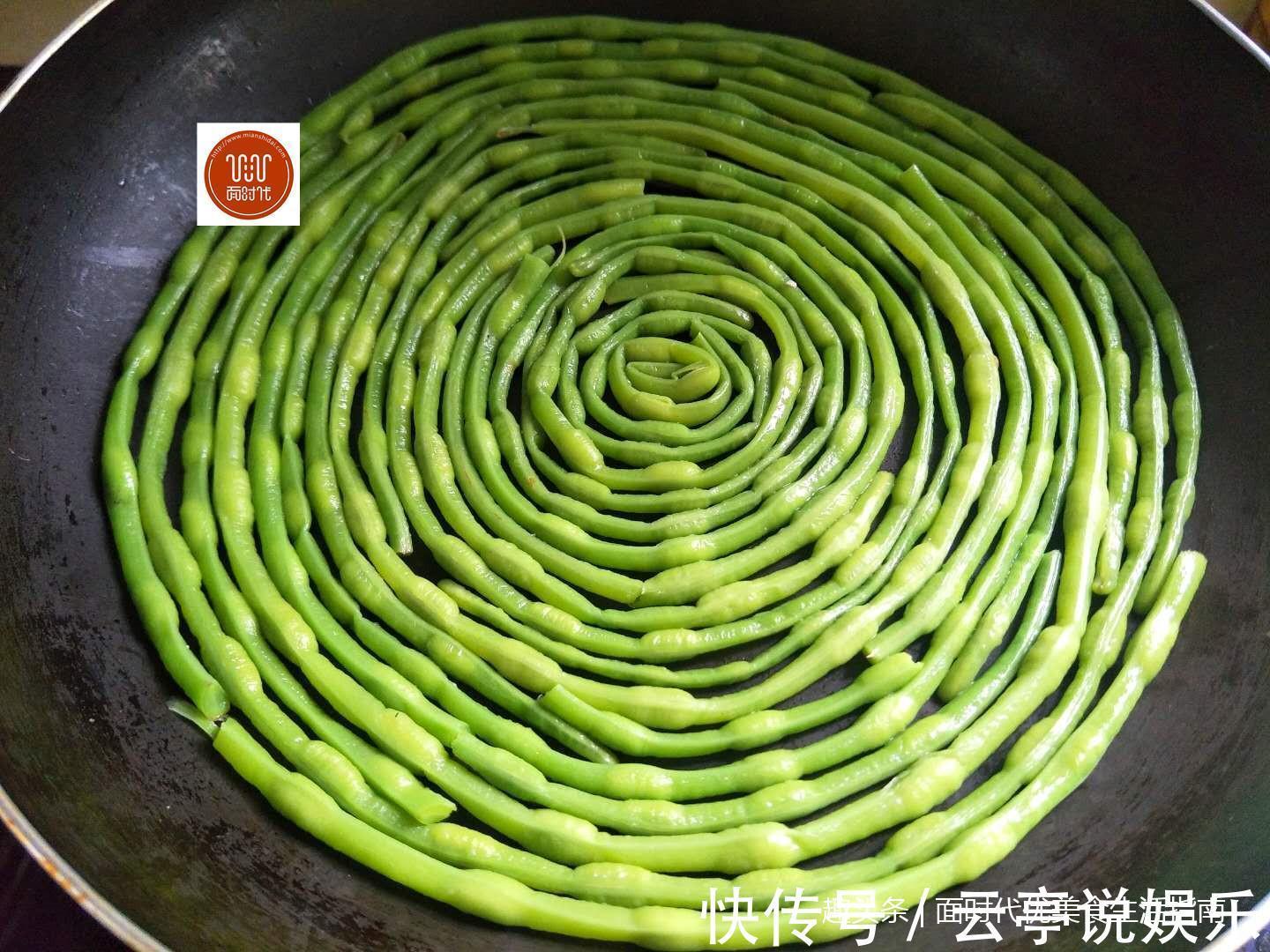 豇豆|1把豆角，4个鸡蛋，筷子一搅，几分钟解决全家人早餐，柔软劲道