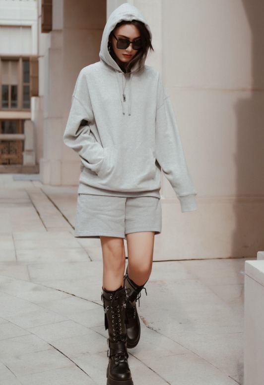 女孩|这才是属于"酷"女孩的穿搭, 10套上身随性大气,轻松get大长腿!