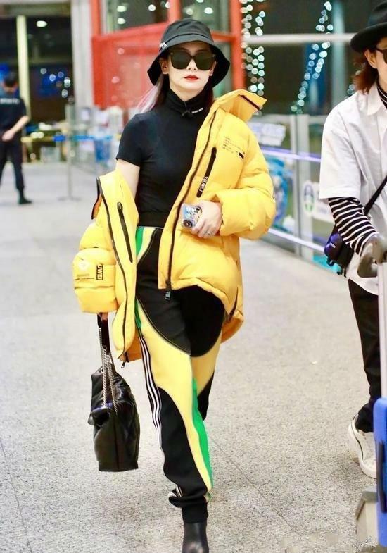 明星 穿羽绒服时尽量别配打底裤,瞧瞧明星这样来穿,时髦保暖上档次