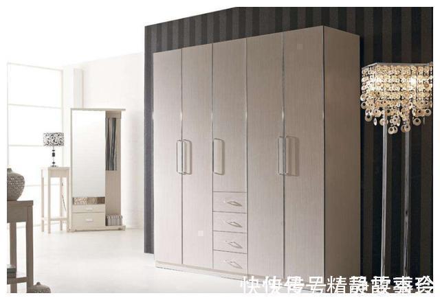 衣柜|定制衣柜千万别再选这种材料了,危害问题多,影响美观和实用性