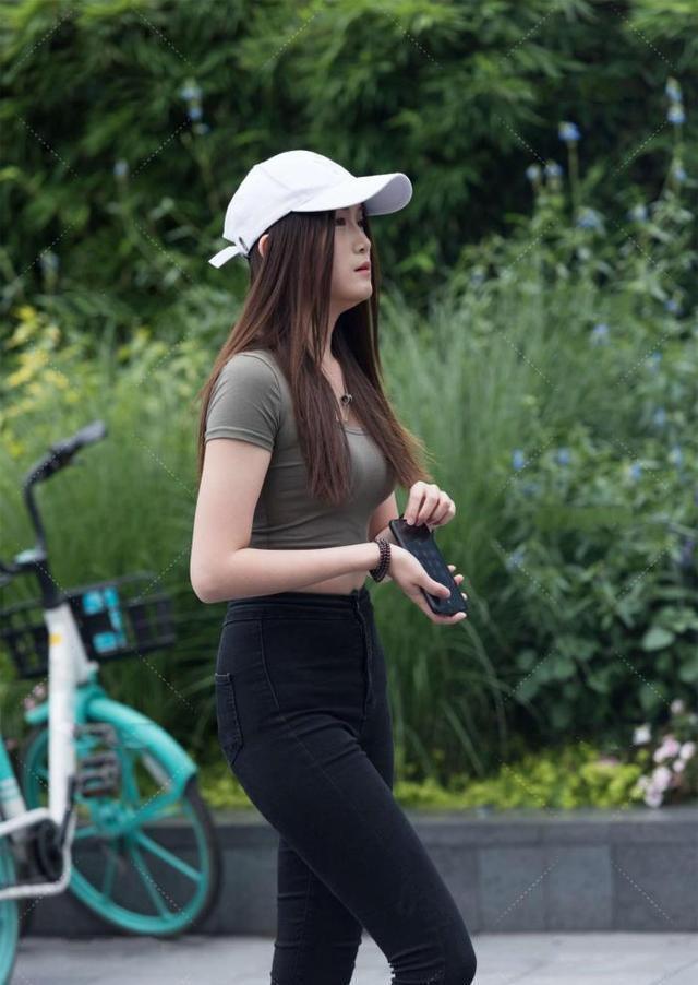 小脚 深褐色圆领衬衫，搭配黑色小脚裤，头顶棒球帽，帅气迷人