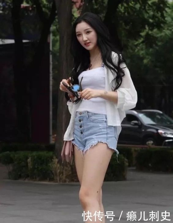 街拍:第一位美女纤细的身材,飘逸的长发很是迷人,海都没有你美