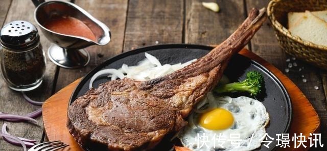 吃牛排,为何要放一颗半生不熟的蛋,不懂赶紧看,免得“出洋相”!