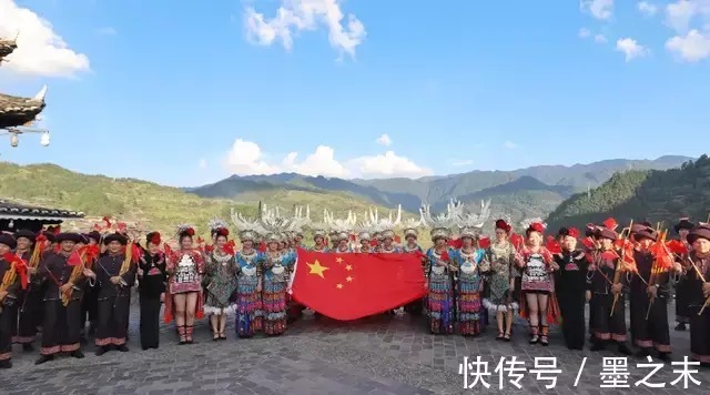 西江千户苗寨景区祝伟大的祖国生日快乐！繁荣昌盛|欢度国庆 | 五星红旗