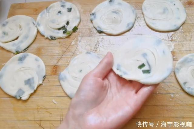  全家人|早餐别再吃油条了，1块钱饺子皮，一擀一卷，5分钟解决全家人早餐