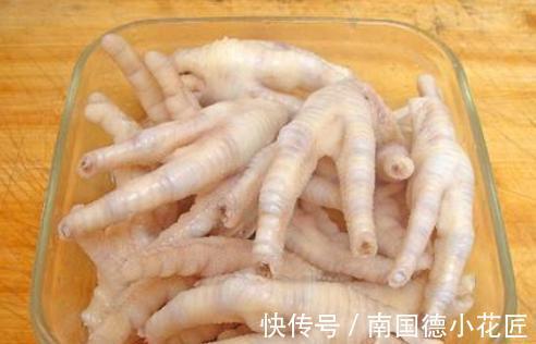做虎皮鸡爪时,怎么出虎皮?学会这“1招”,鸡爪香软入味更好吃