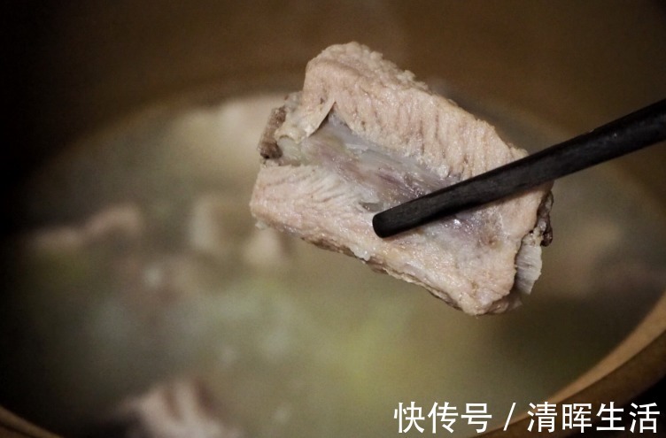 味鲜|炖排骨汤时,直接焯水是错的,学会1步处理,肉嫩味鲜,汤白味浓