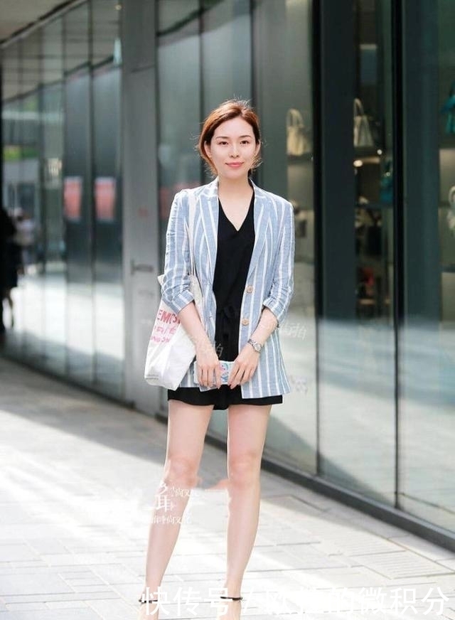 街拍:两位美女一白一黑,穿着打扮前卫亮眼,你更中意谁