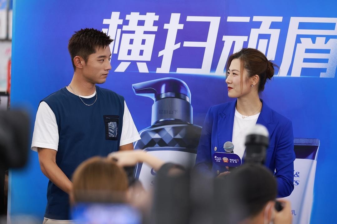 里约奥运会|丁宁身穿蓝色西装亮相惊艳众人,退役入编体育局,她年薪多少钱