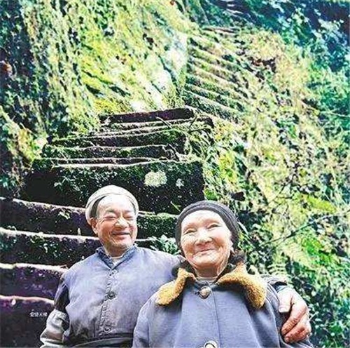 爱情天梯|他娶大10岁漂亮寡妇，逃避世人眼光躲进深山，50年凿出6208级天梯