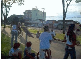 |搞笑GIF：女汉子真是不简单啊，还以为妹子要坐上去呢