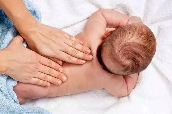 孩子|新生儿被诊断脊柱变形,这几个习惯容易伤害孩子,宝妈尽快改正