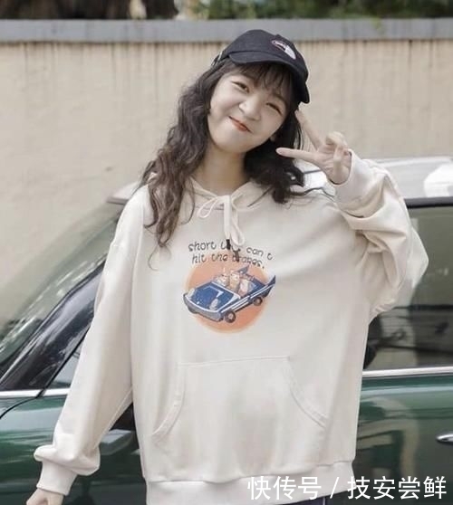 卫衣|建议微胖女生放弃卫衣搭工装裤吧,最近流行这样穿,显瘦还减龄