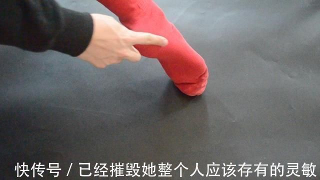 缝纫|穿破的袜子不要扔,简单剪一刀,旧袜子变得和新的一样,太实用了