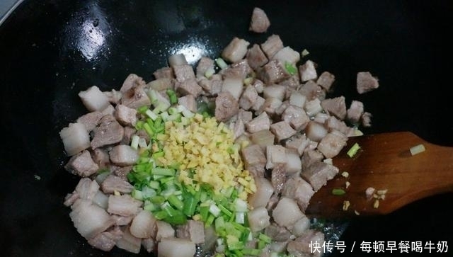 锅中|酱肉包子，整粒的肉丁，嚼起来真带劲