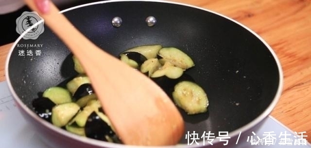 入味|炒茄子，试试把酱油换成“它”，茄子不黑、不油，更入味！