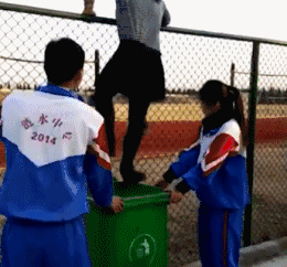 |搞笑GIF:比起子弹的威力,警察的短热裤更吸引我的眼球