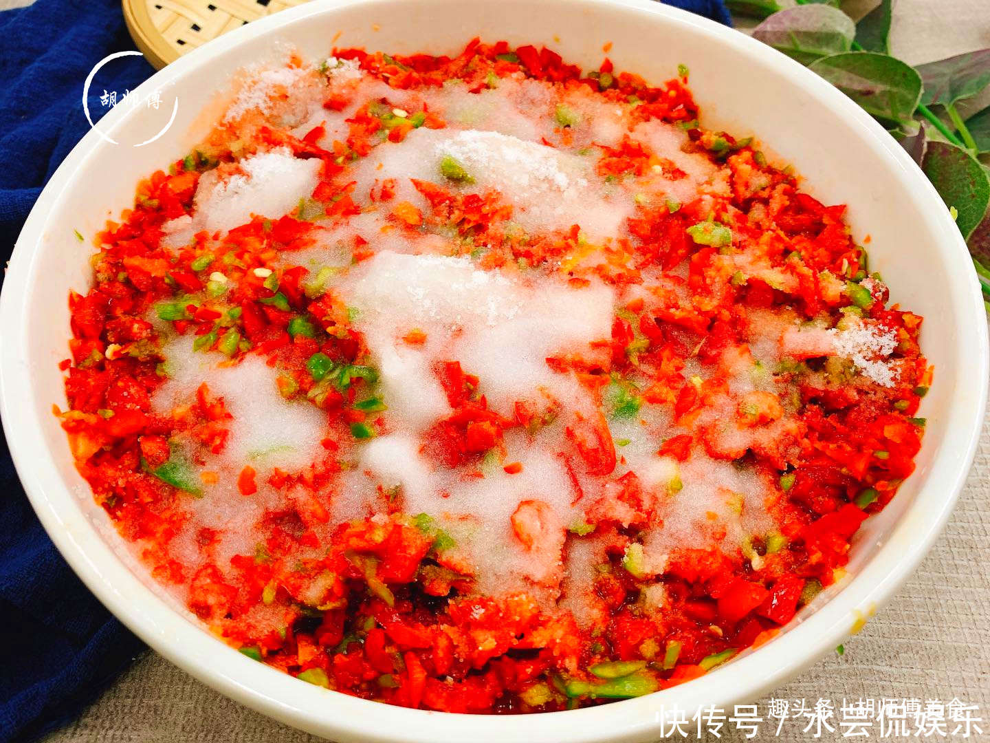 椒放入到|做辣椒酱时,只放盐可不行!多加2样料,辣椒酱不发霉不长毛,香