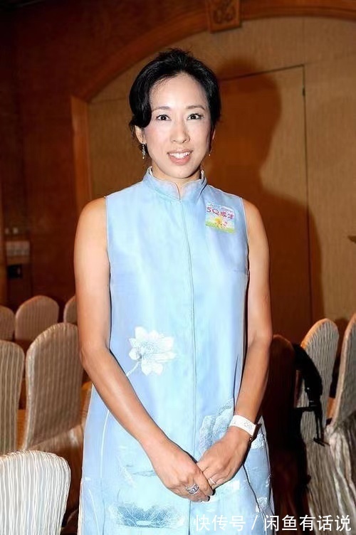 造型设计|朱玲玲奶奶年纪也时髦,蕾丝裙外面套马甲,有皱纹也藏不住贵妇范