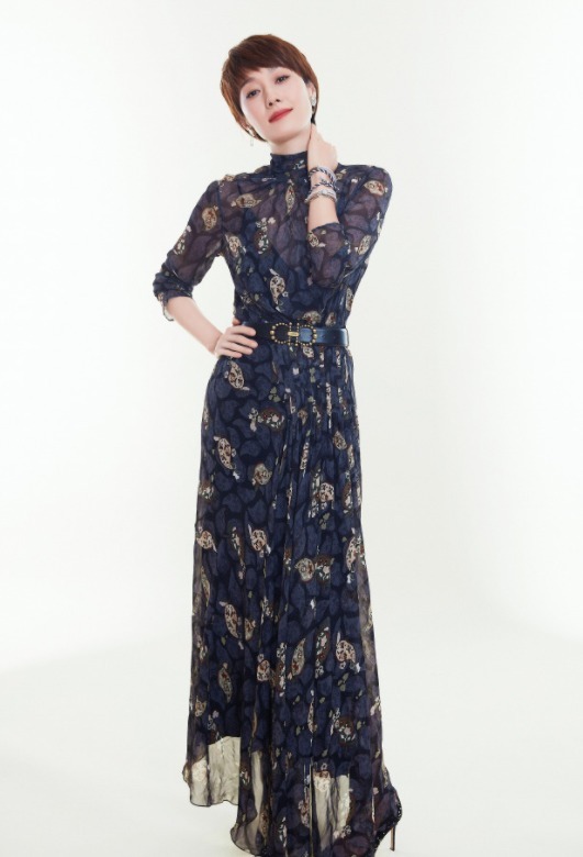 马伊琍|马伊琍才是辣妈圈顶流，穿黑色皮衣搭配紧身裤，高级时髦又个性