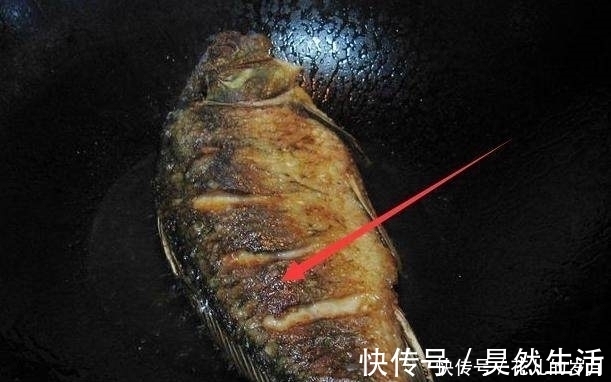 鱼皮|煎鱼千万不能直接倒油!很多人搞错了这1点,难怪鱼肉破皮腥味重