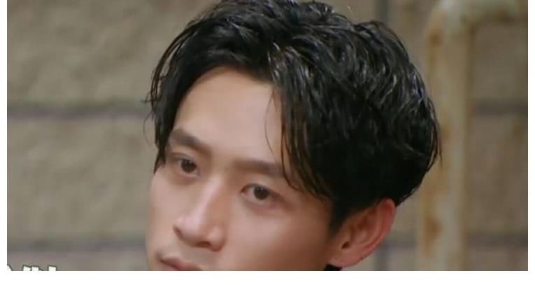 撒貝寧白敬亭缺席，楊蓉為安撫粉絲發(fā)自拍照，疑似錄制《明偵》