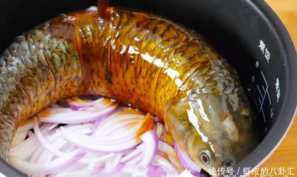 把一整条鱼放进电饭锅里,头一次见这种做法,鱼肉出锅后满屋飘香