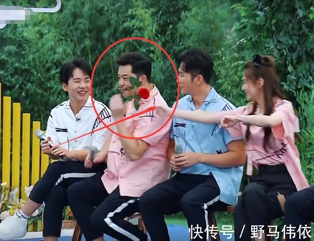 玫瑰花|蔡徐坤略过baby，把玫瑰花给沙溢以为没事，谁知baby手部举动真实了