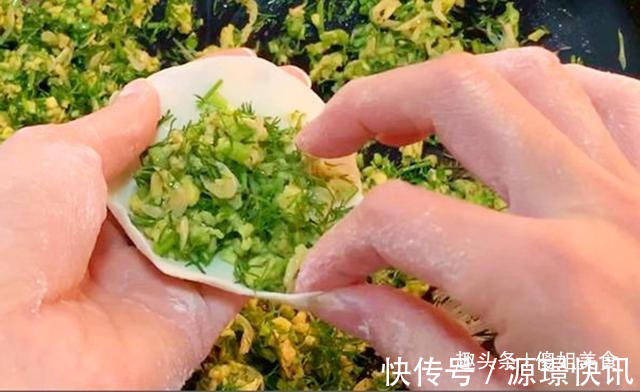 食用油|做素馅饺子时,别只会放鸡蛋,多加“1样”,比肉饺子还香
