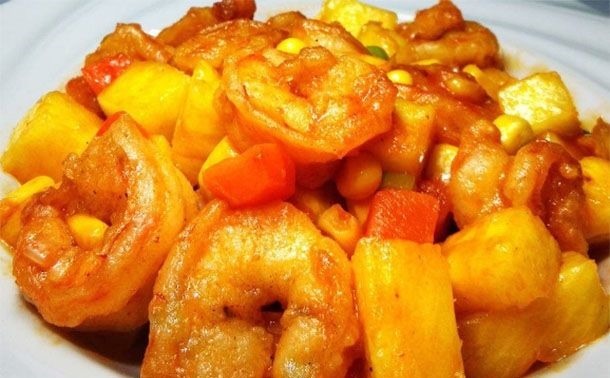 暴雨结束孩子可以出门买水果买肉人挤人,多吃酸爽菜,开胃吃饭香