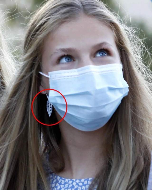 诺拉|西班牙全家集体换装!长公主首次穿一字肩,食指戴戒指渴望恋爱