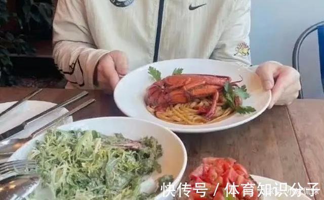 女排|郎平近照流出,回归美国庆祝大寿,与女儿亲密合影,无缘重返女排