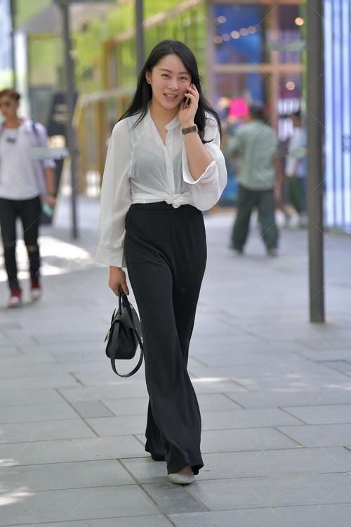 高级感 白色雪纺衬衣,配上黑色高腰阔腿裤,就像一副水墨画
