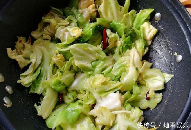 好吃|为啥饭店炒的包菜这么好吃?原来是后厨大师傅往里加了一勺“它”
