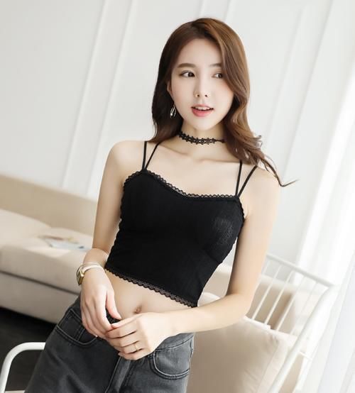 凸显|小姐姐爱穿清凉吊带，凸显妩媚女人味，优雅的气质很迷人！