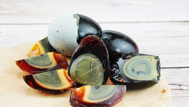 凉拌皮蛋必放的3味调料，少一样都不香，不腥不苦不涩，味错不了