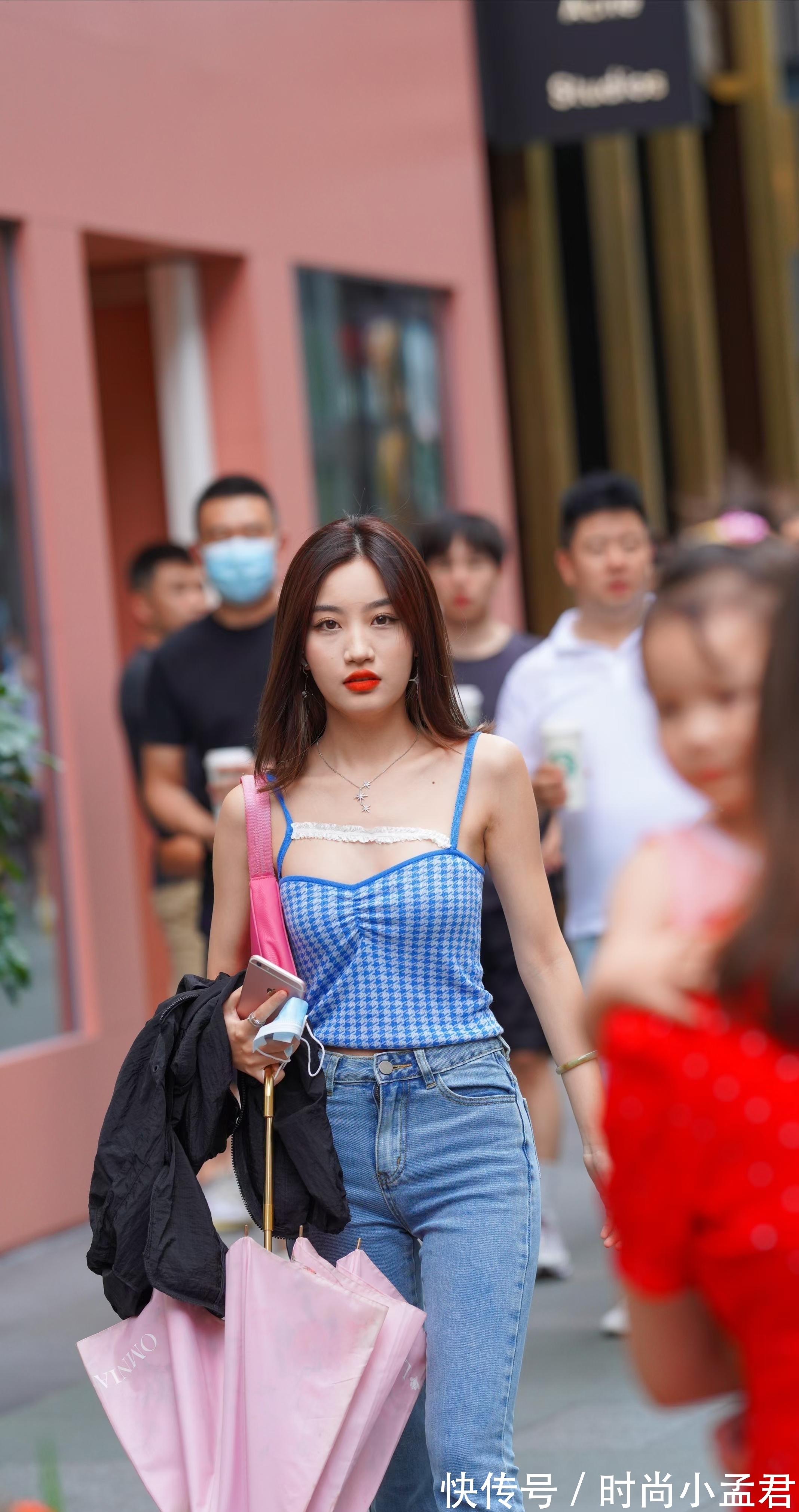 格纹|蓝色格纹吊带搭配毛边牛仔裤,时尚修身还显白,打造温柔甜美形象