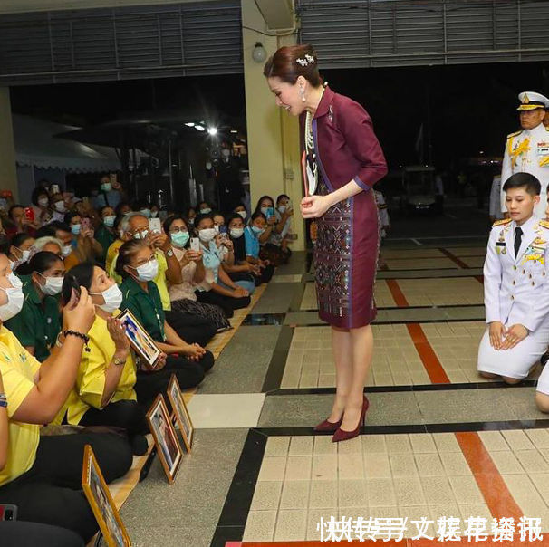 泰王后苏提达穿红衣效仿贵妃!踩十公分