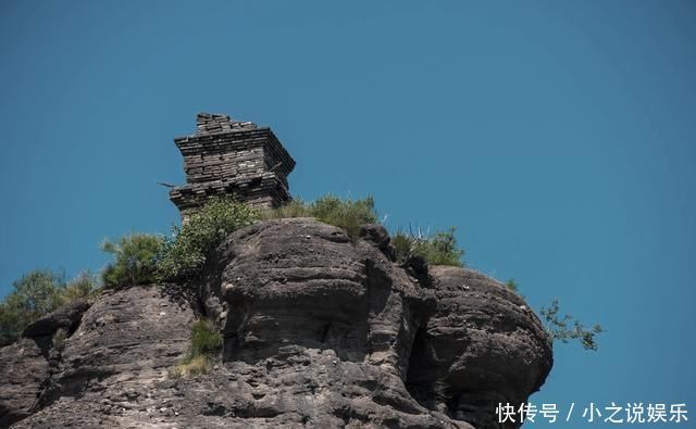 国内最神奇的连体山，四面绝壁无路登顶，峰顶古塔从何而来成谜