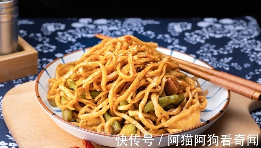 豆角焖面，面条直接下锅是错的，多做1步，根根干香入味，不粘连