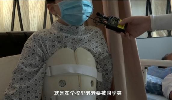 父母|8岁男孩脊椎侧弯,只因家人常做这个动作,这个错误,90%的父母都在犯