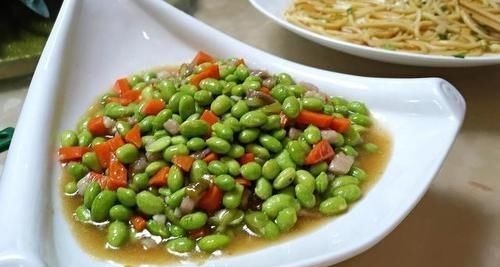 公司效益好,老板请员工吃便饭,7菜2汤2主食,有你喜欢吃的吗