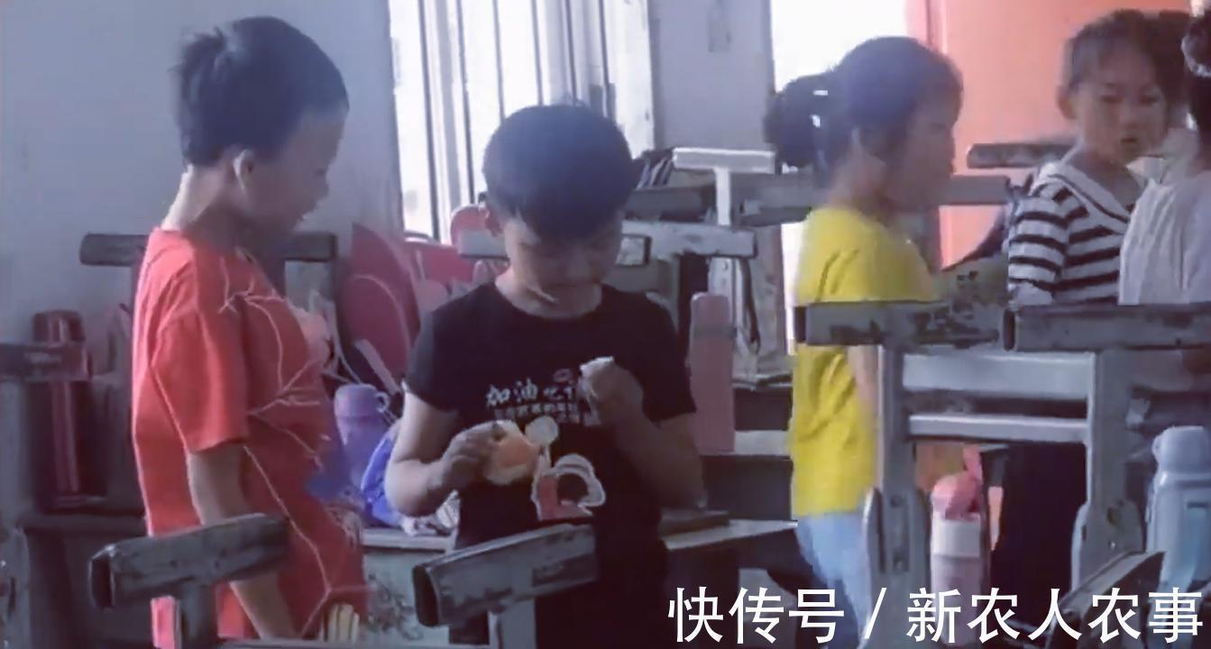 女孩|女孩咬了两口男孩的苹果,最终被无情嫌弃,网友:人生的高光时刻