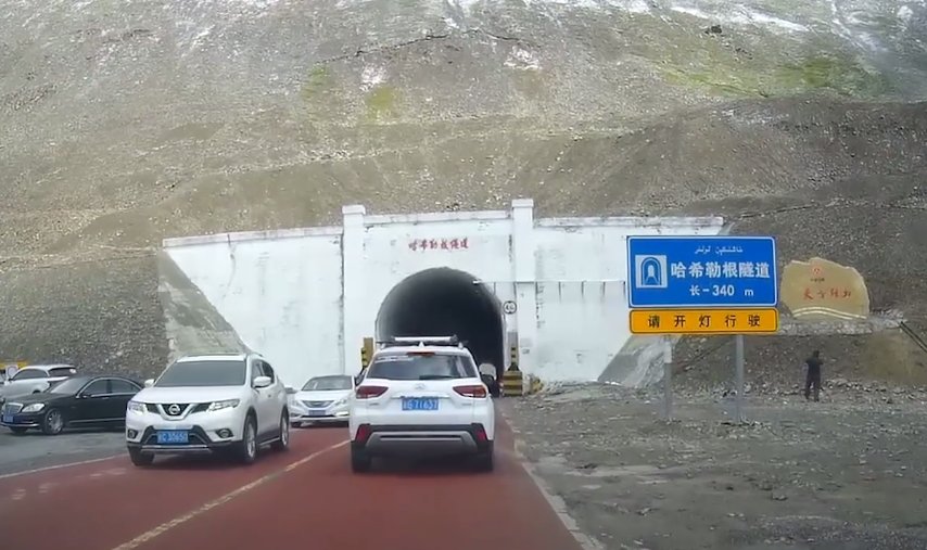 洪雪飞|开车出行 除了避免撞到骆驼 还有哪些驾驶习惯需要注意