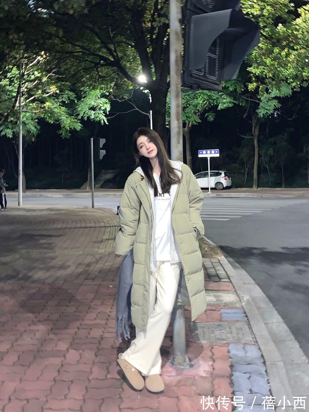 美眉|穿羽绒服下装搭什么才时髦?首选“小白裤”和“半身裙”,真好看