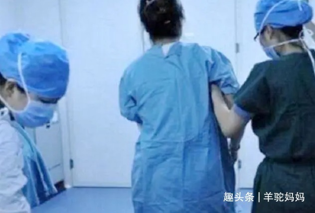 产房|“最刚产妇”火了,刚下产床便冲出产房暴打丈夫,得知原因太心疼