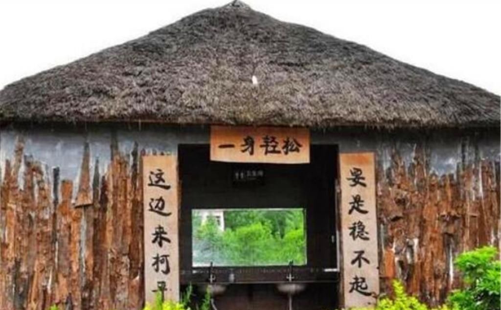 上联!厕所门前有一副对联,上联“来人不蹲就站”,下联该怎么对?